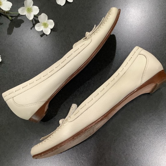 Cole Haan Pebbled Leather Mini Heel Moccasins Bow Grommet Contrast Stitch Bone - Picture 7 of 13